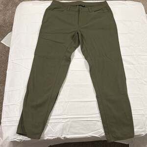 Under Armour Men's UA Storm Loose Fit Tactical Utility Pants 36/32 Olive Green
